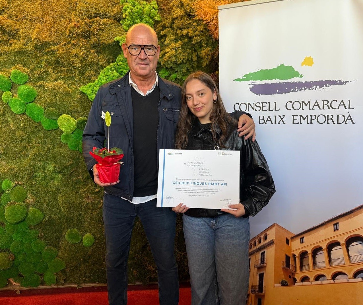 Finques Riart recull el diploma, Elena López Riart, filla de la gerent, i Josep Ramírez, de l'equip de lloguers.