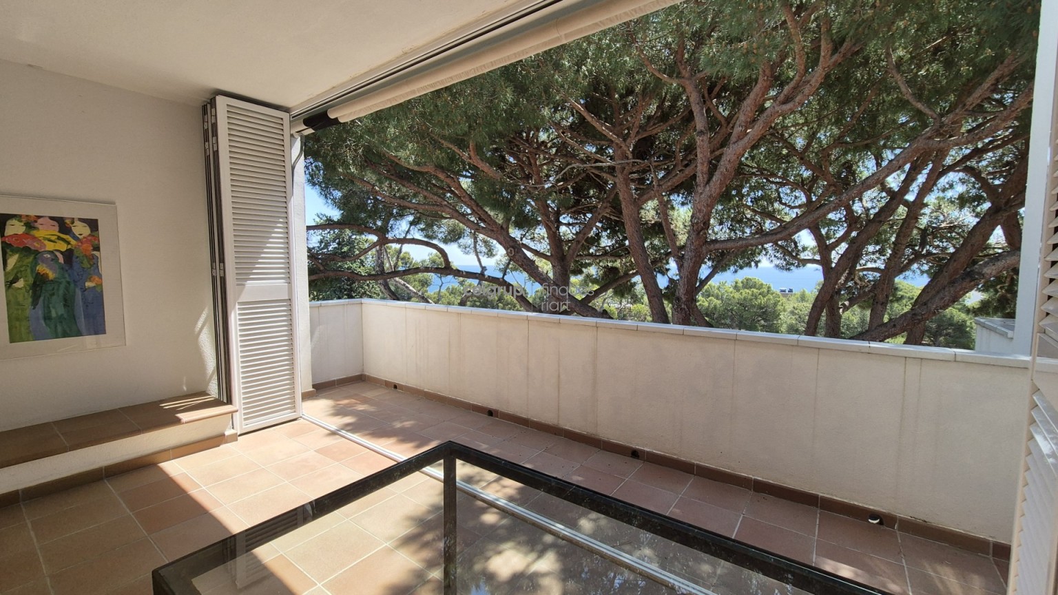 Apartamento con jardines y piscina comunitarios