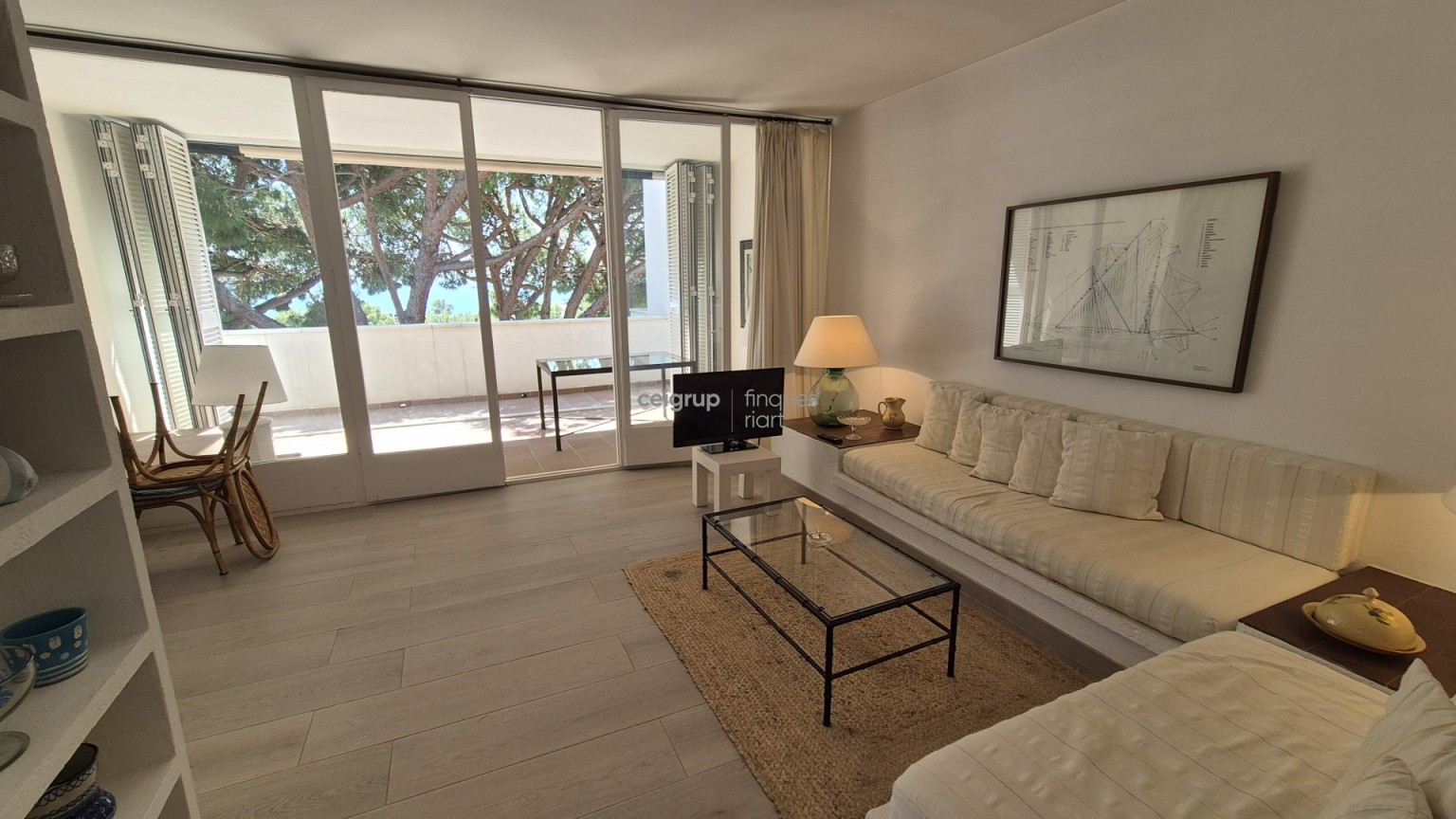 Apartamento con jardines y piscina comunitarios