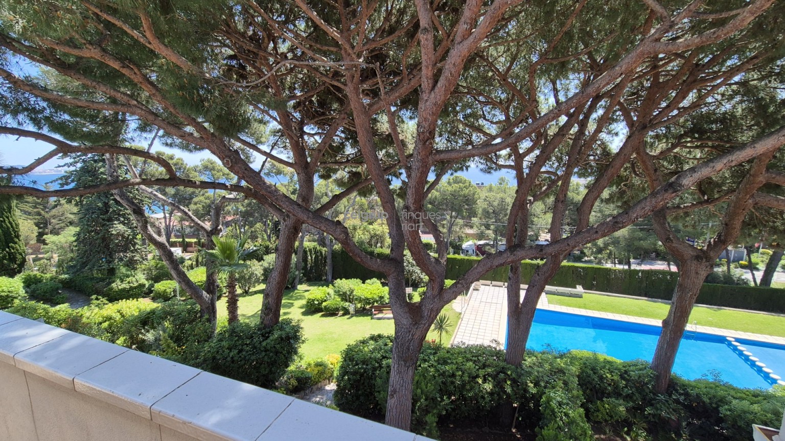 Apartamento con jardines y piscina comunitarios