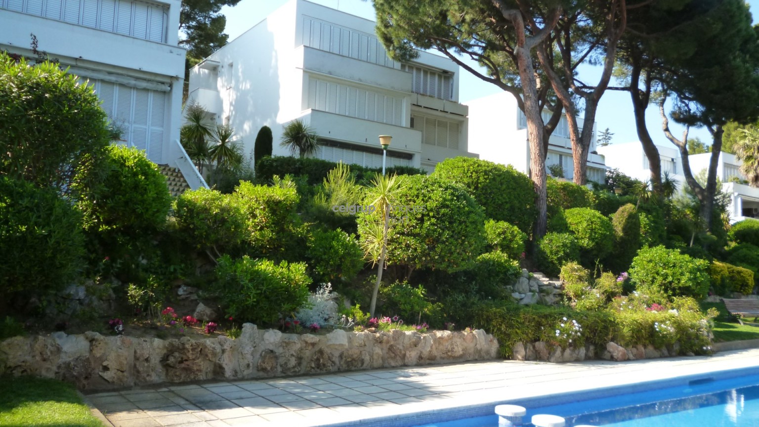 Apartamento con jardines y piscina comunitarios