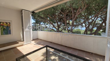 Apartamento con jardines y piscina comunitarios