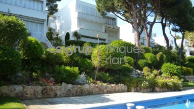 Apartamento con jardines y piscina comunitarios