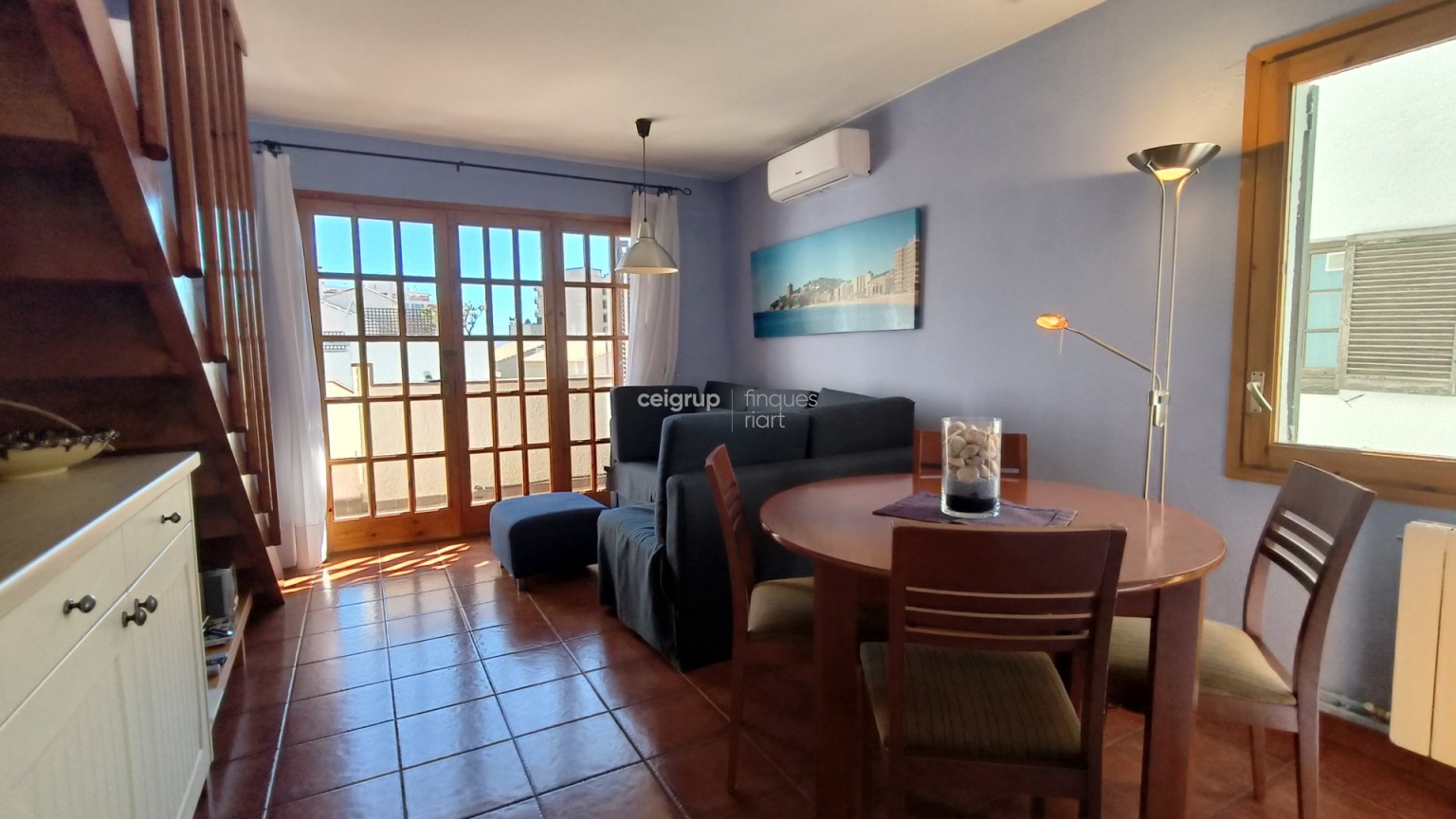 Amb piscina comunitaria a prop del Mar.	