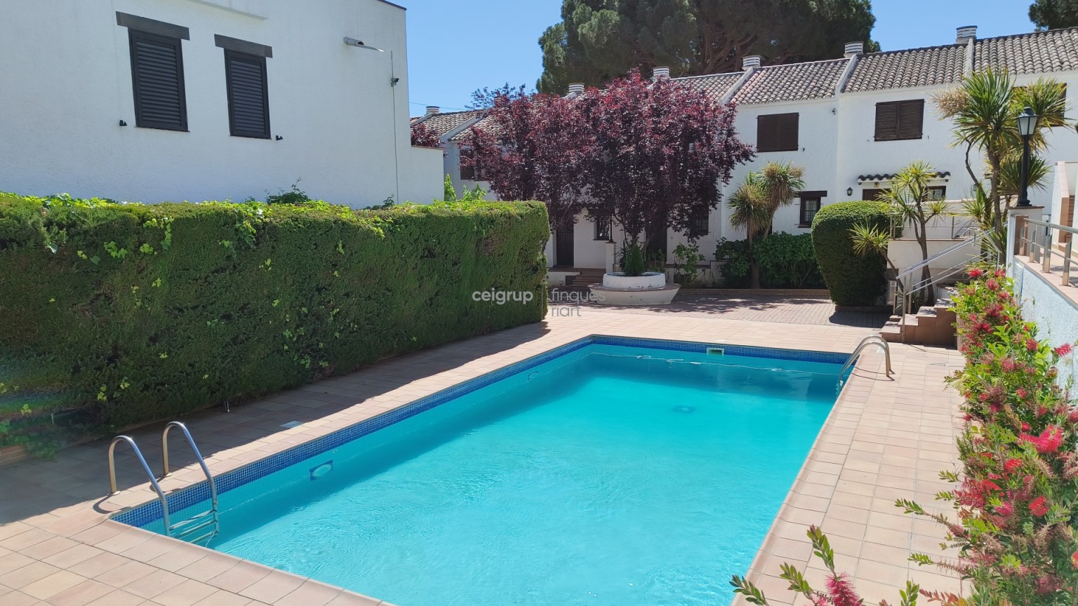 Amb piscina comunitaria a prop del Mar.	