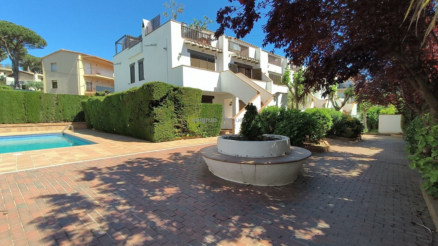 Amb piscina comunitaria a prop del Mar.	