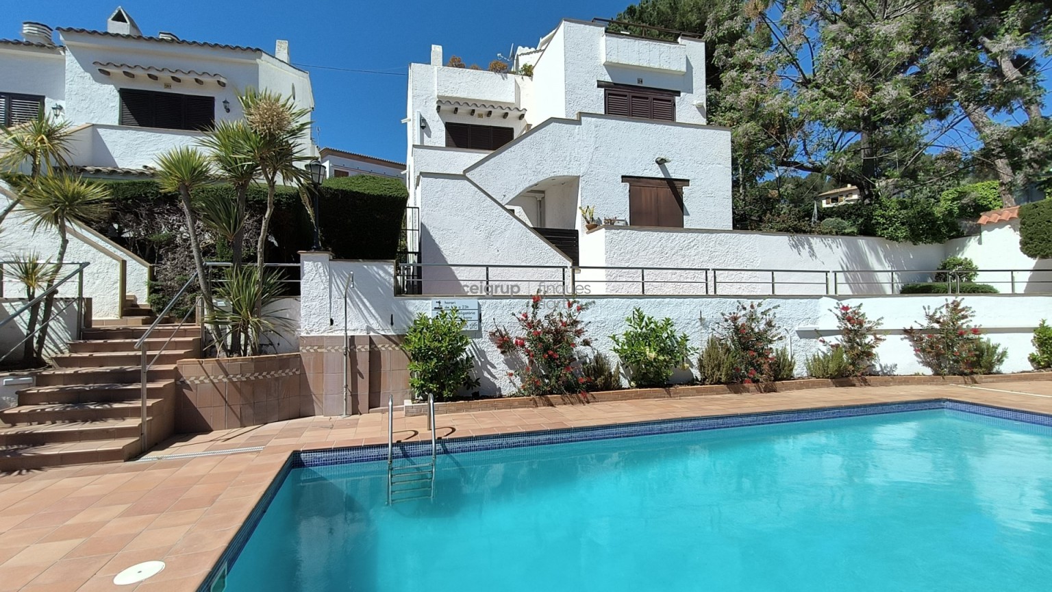 Amb piscina comunitaria a prop del Mar.	