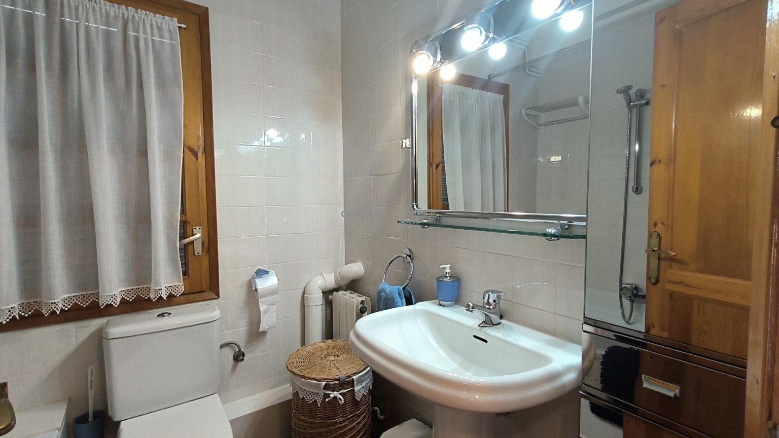 Amb piscina comunitaria a prop del Mar.	