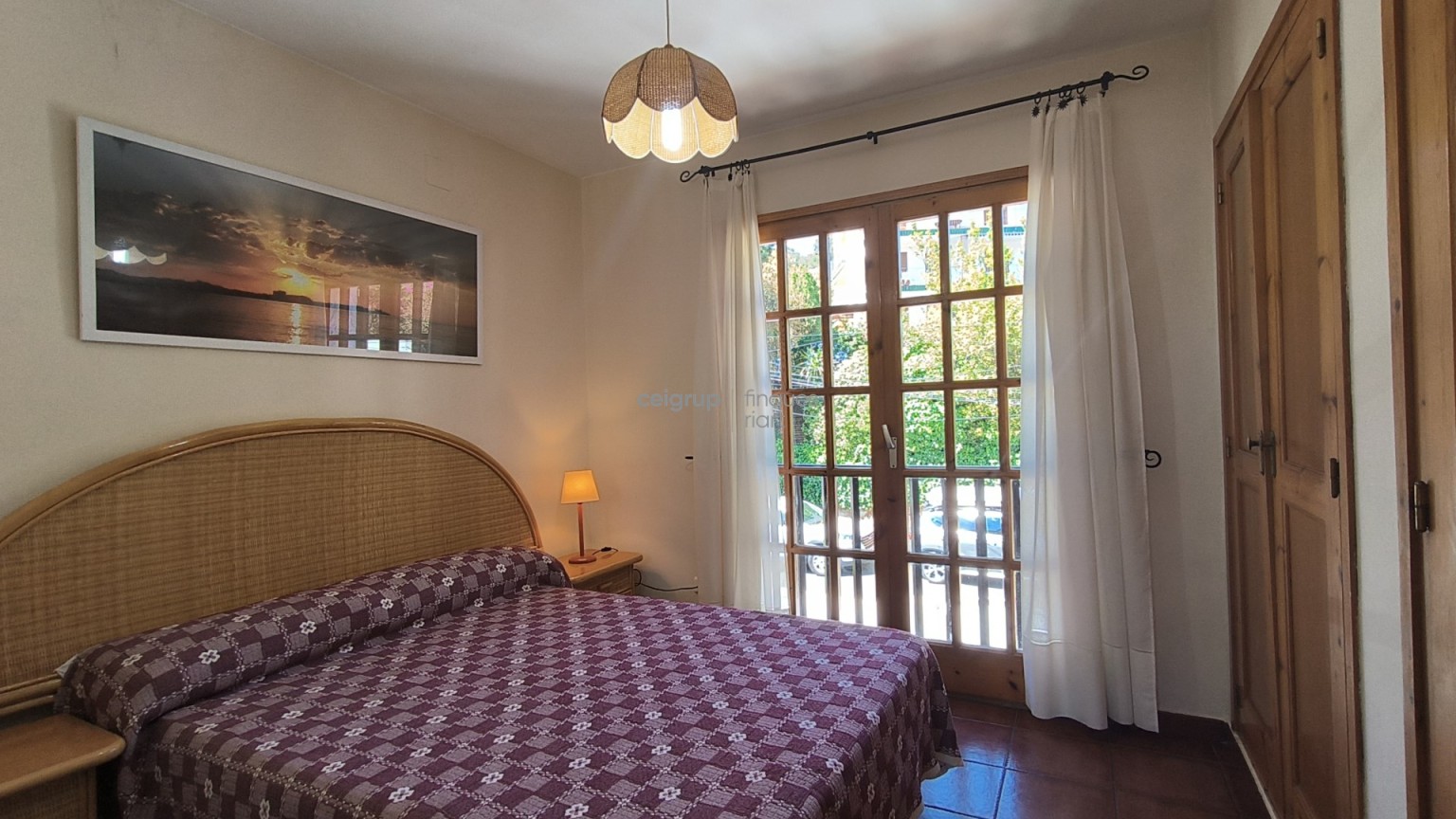 Amb piscina comunitaria a prop del Mar.	