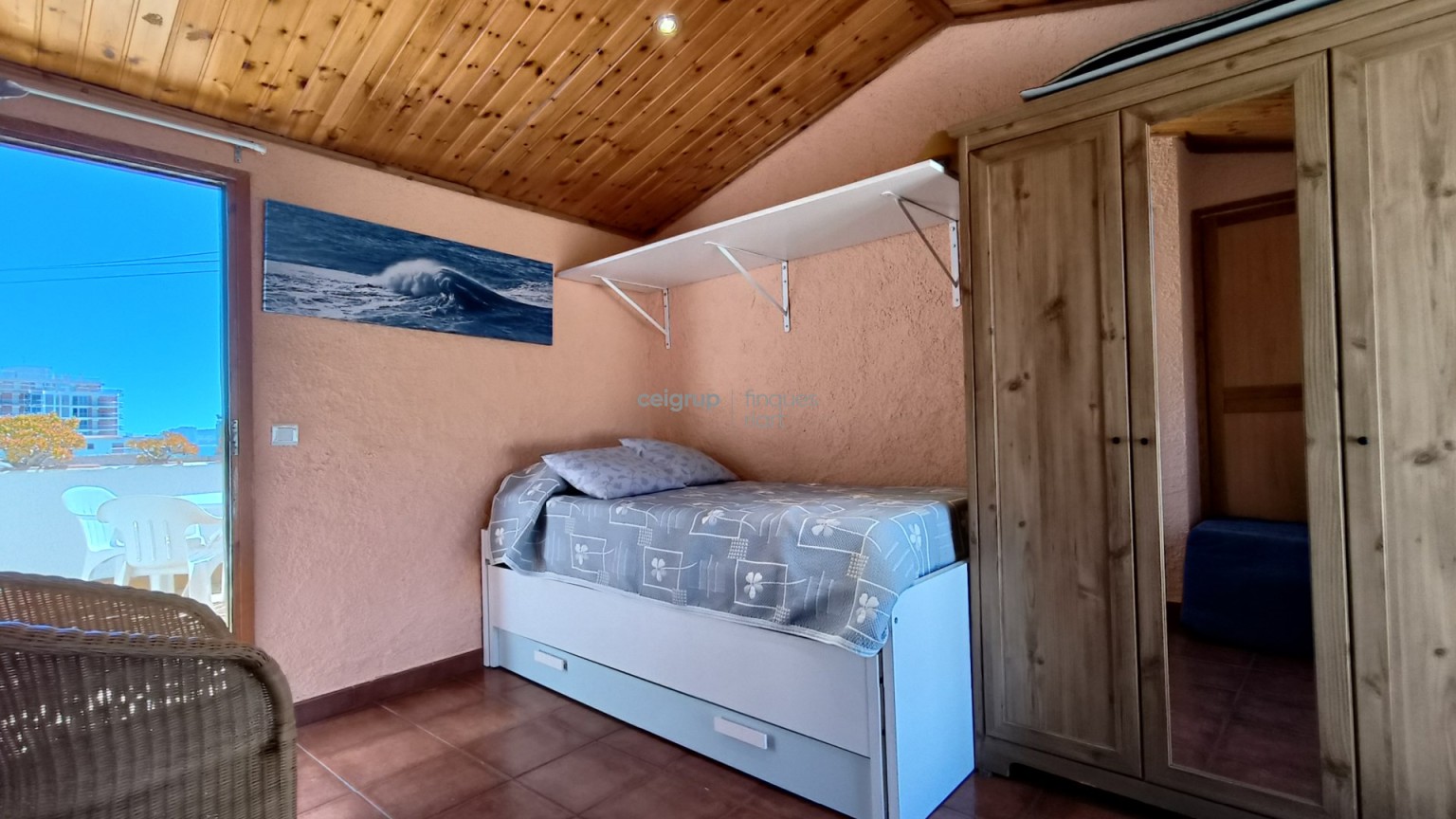 Amb piscina comunitaria a prop del Mar.	