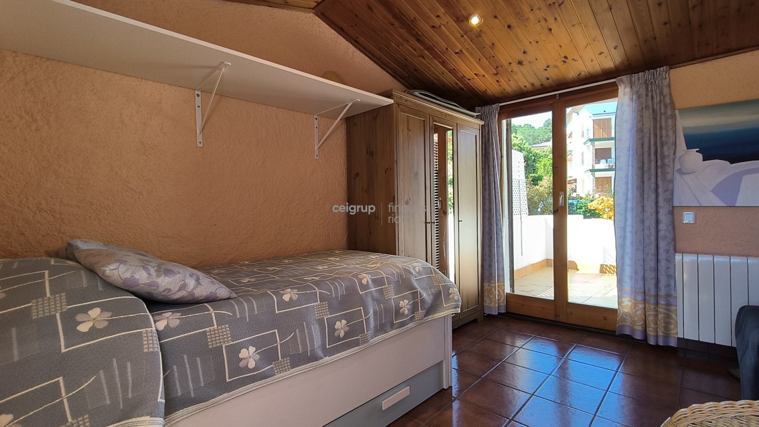 Amb piscina comunitaria a prop del Mar.	