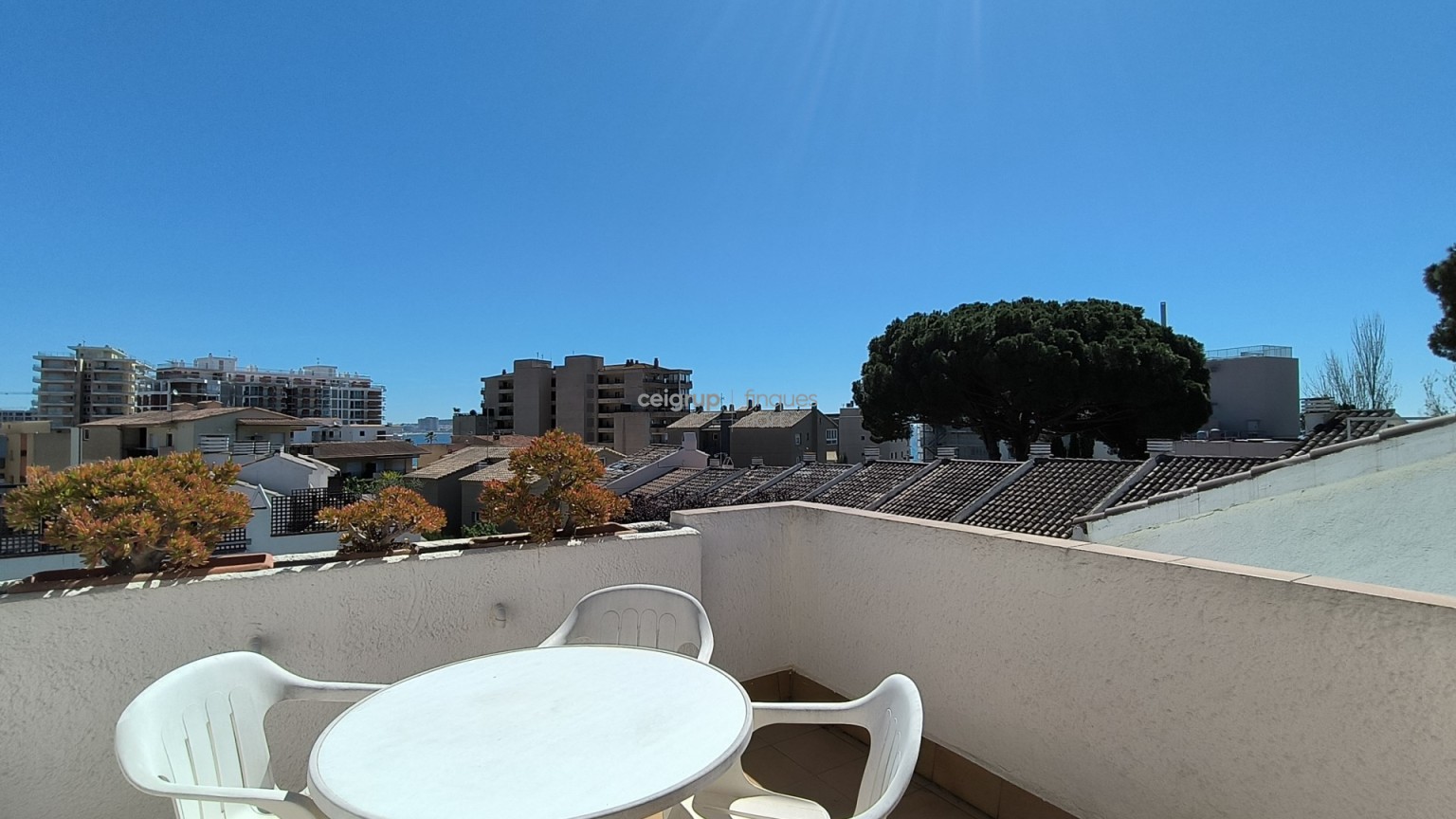 Amb piscina comunitaria a prop del Mar.	