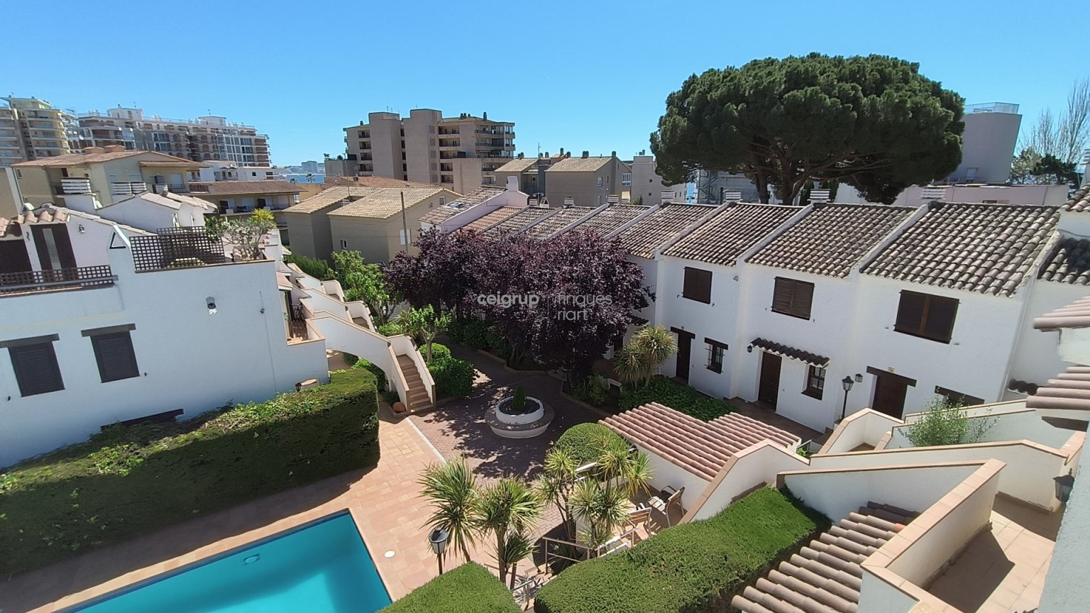 Amb piscina comunitaria a prop del Mar.	