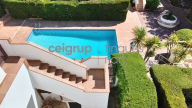 Amb piscina comunitaria a prop del Mar.	