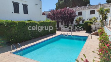 Amb piscina comunitaria a prop del Mar.	