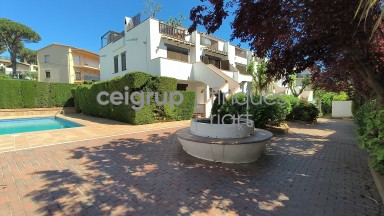 Amb piscina comunitaria a prop del Mar.	