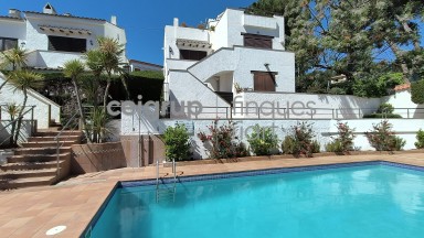 Amb piscina comunitaria a prop del Mar.	