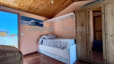 Amb piscina comunitaria a prop del Mar.	