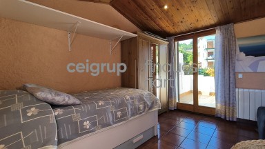 Amb piscina comunitaria a prop del Mar.	