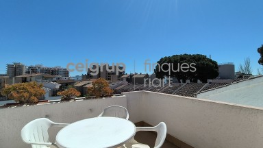 Amb piscina comunitaria a prop del Mar.	