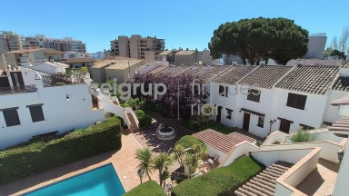 Amb piscina comunitaria a prop del Mar.	