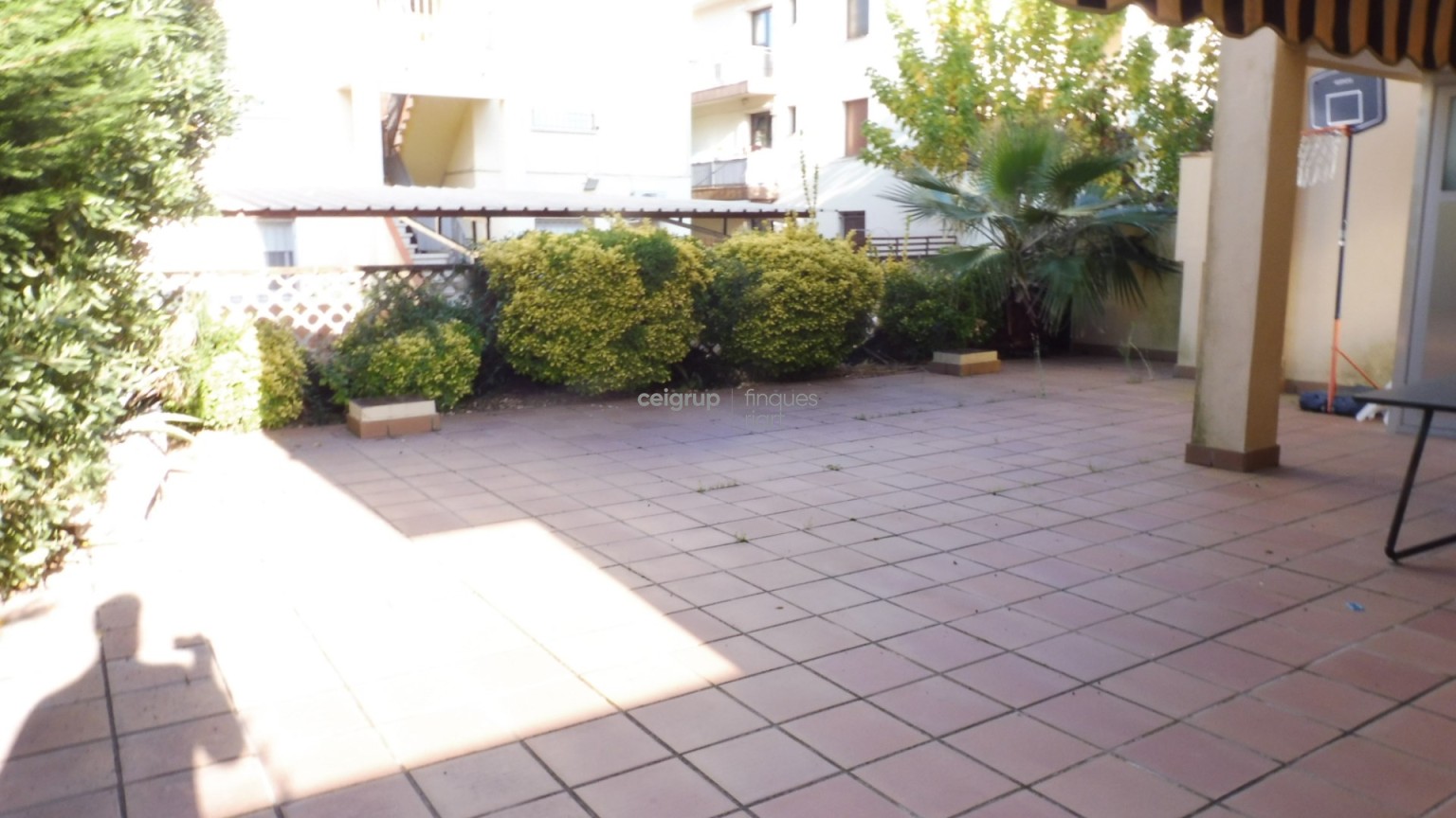 FANTÀSTICA PLANTA BAIXA AL COSTAT DEL MAR	