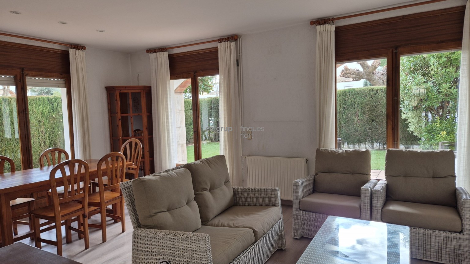 CASA ADOSADA CON PISCINA COMUNITARIA AL LADO DEL MAR