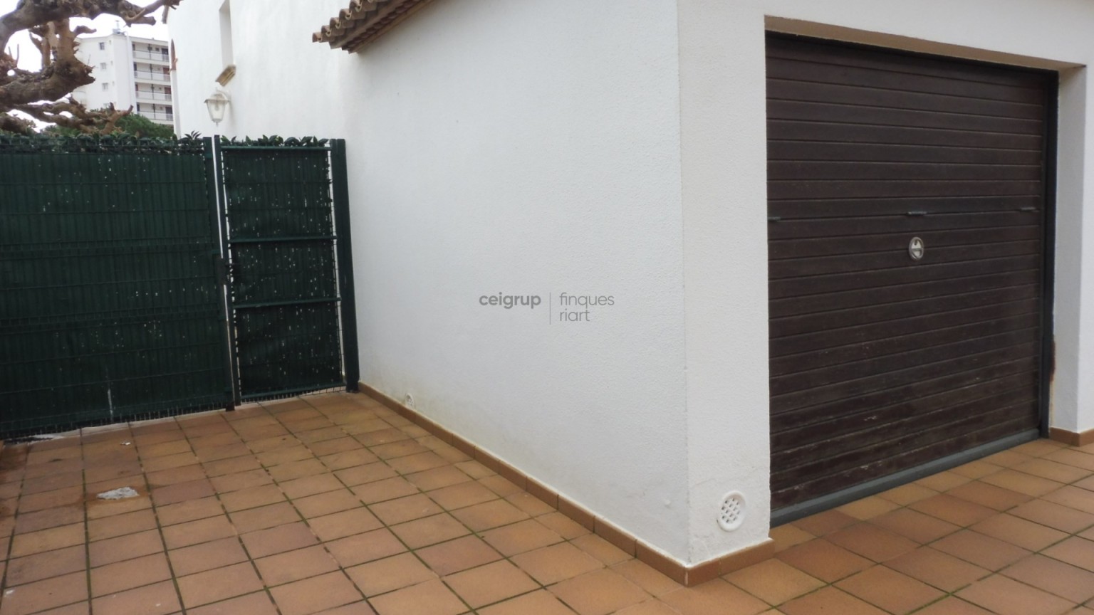 CASA ADOSADA CON PISCINA COMUNITARIA AL LADO DEL MAR