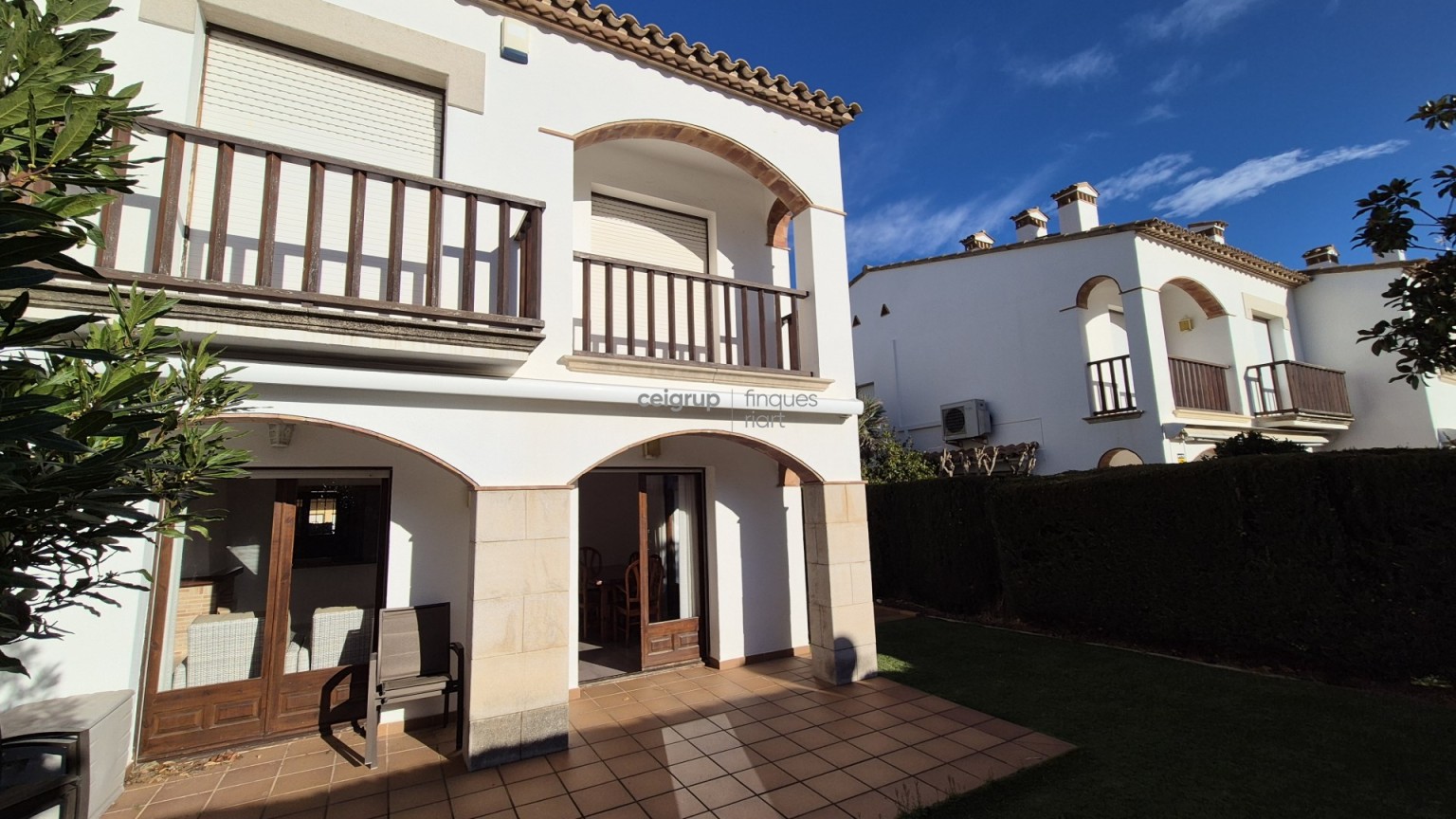 CASA ADOSADA CON PISCINA COMUNITARIA AL LADO DEL MAR