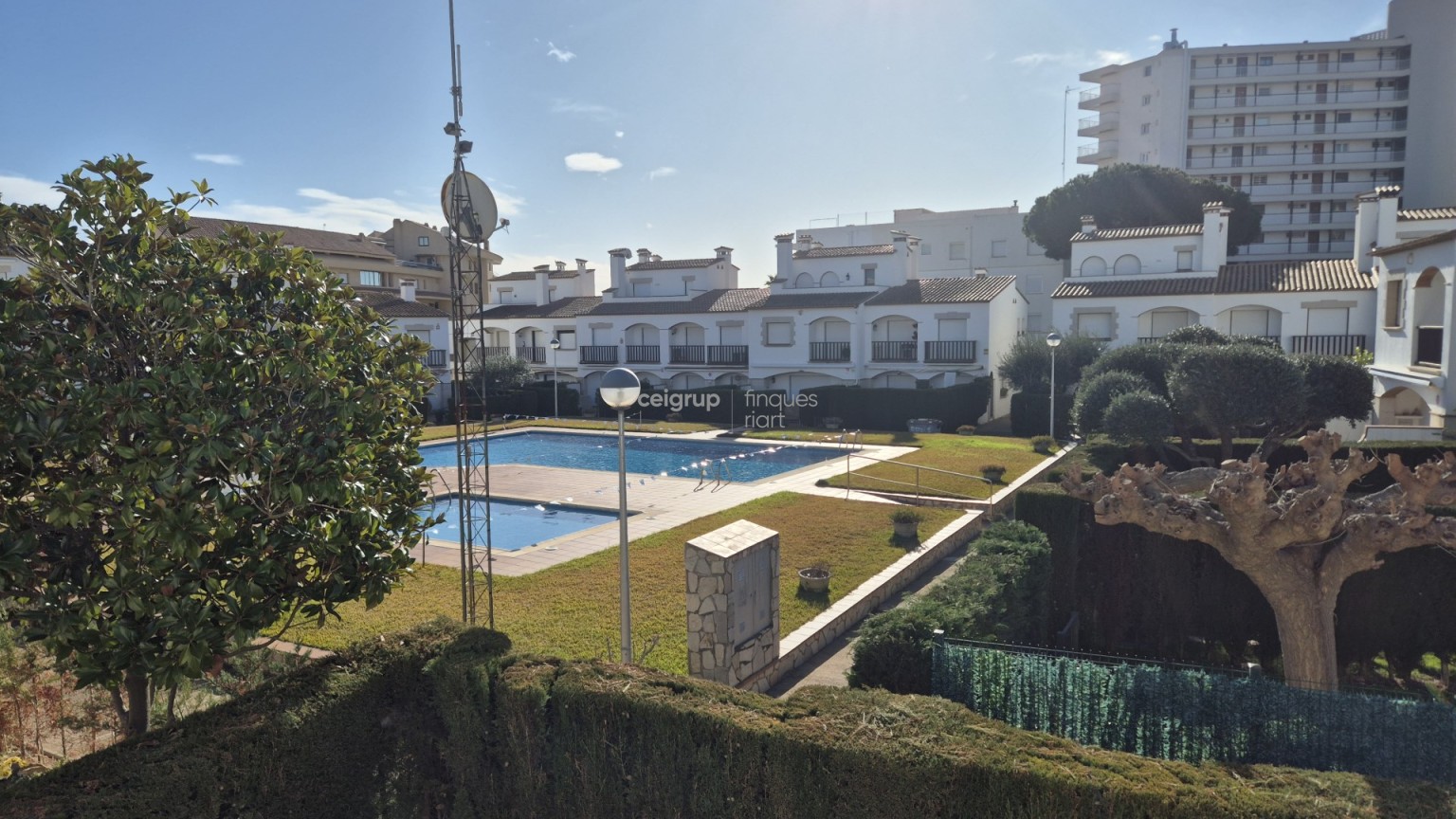 CASA ADOSADA CON PISCINA COMUNITARIA AL LADO DEL MAR