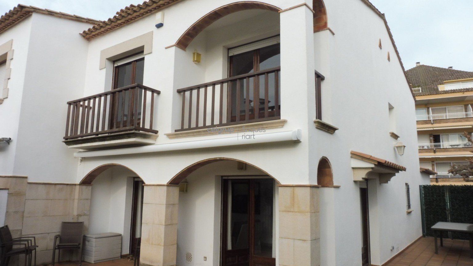 CASA ADOSADA CON PISCINA COMUNITARIA AL LADO DEL MAR