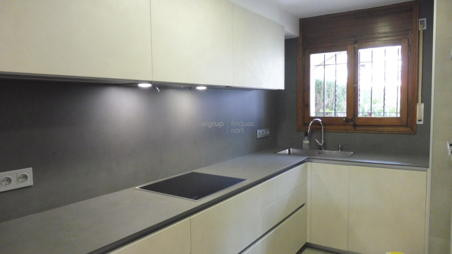 CASA ADOSADA CON PISCINA COMUNITARIA AL LADO DEL MAR