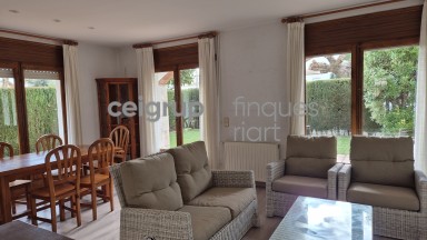 CASA ADOSADA CON PISCINA COMUNITARIA AL LADO DEL MAR