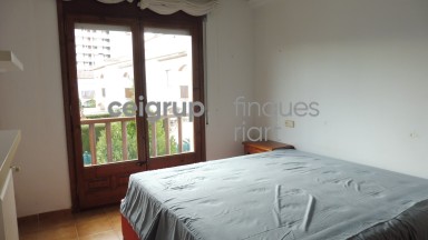 CASA ADOSADA CON PISCINA COMUNITARIA AL LADO DEL MAR