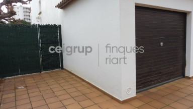CASA ADOSADA CON PISCINA COMUNITARIA AL LADO DEL MAR