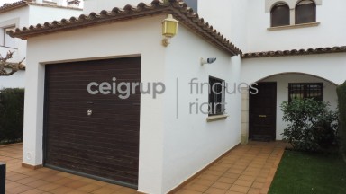 CASA ADOSADA CON PISCINA COMUNITARIA AL LADO DEL MAR