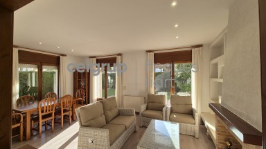 CASA ADOSADA CON PISCINA COMUNITARIA AL LADO DEL MAR