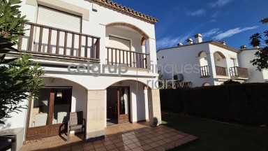 CASA ADOSADA CON PISCINA COMUNITARIA AL LADO DEL MAR