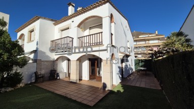 CASA ADOSADA CON PISCINA COMUNITARIA AL LADO DEL MAR