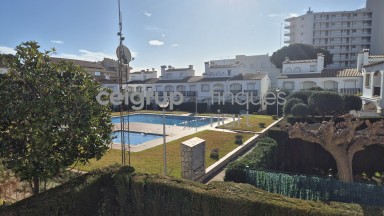CASA ADOSADA CON PISCINA COMUNITARIA AL LADO DEL MAR