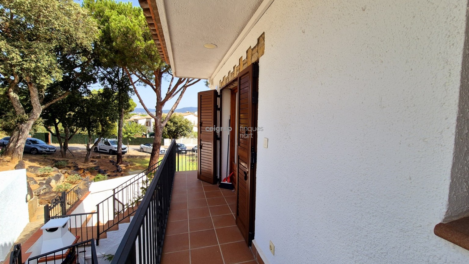 WITH GARDEN AND SWIMMING POOL