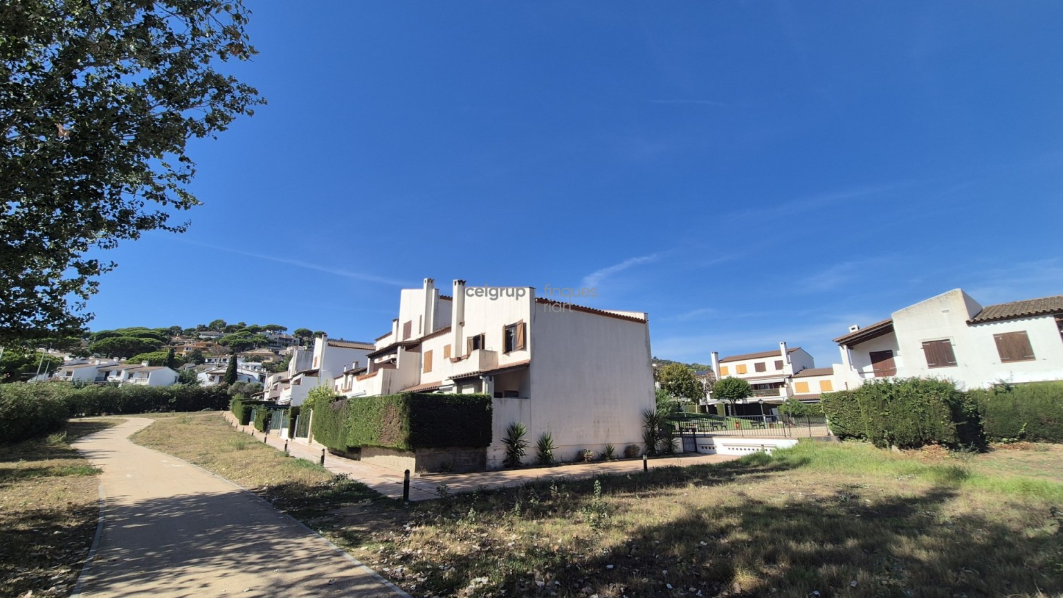 AMB JARDINS I PISCINA COMUNITARIS