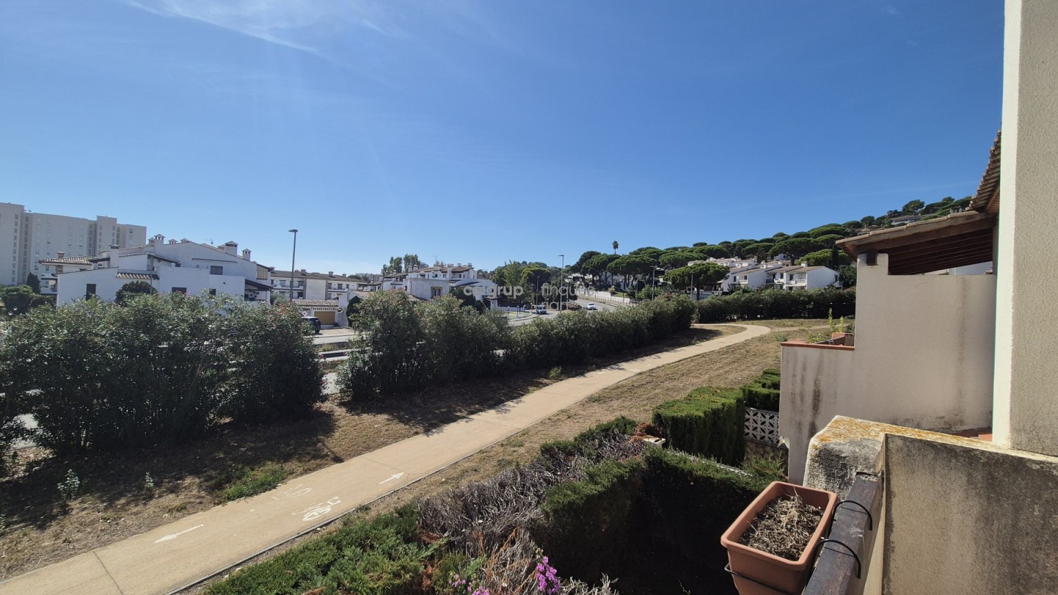 AMB JARDINS I PISCINA COMUNITARIS