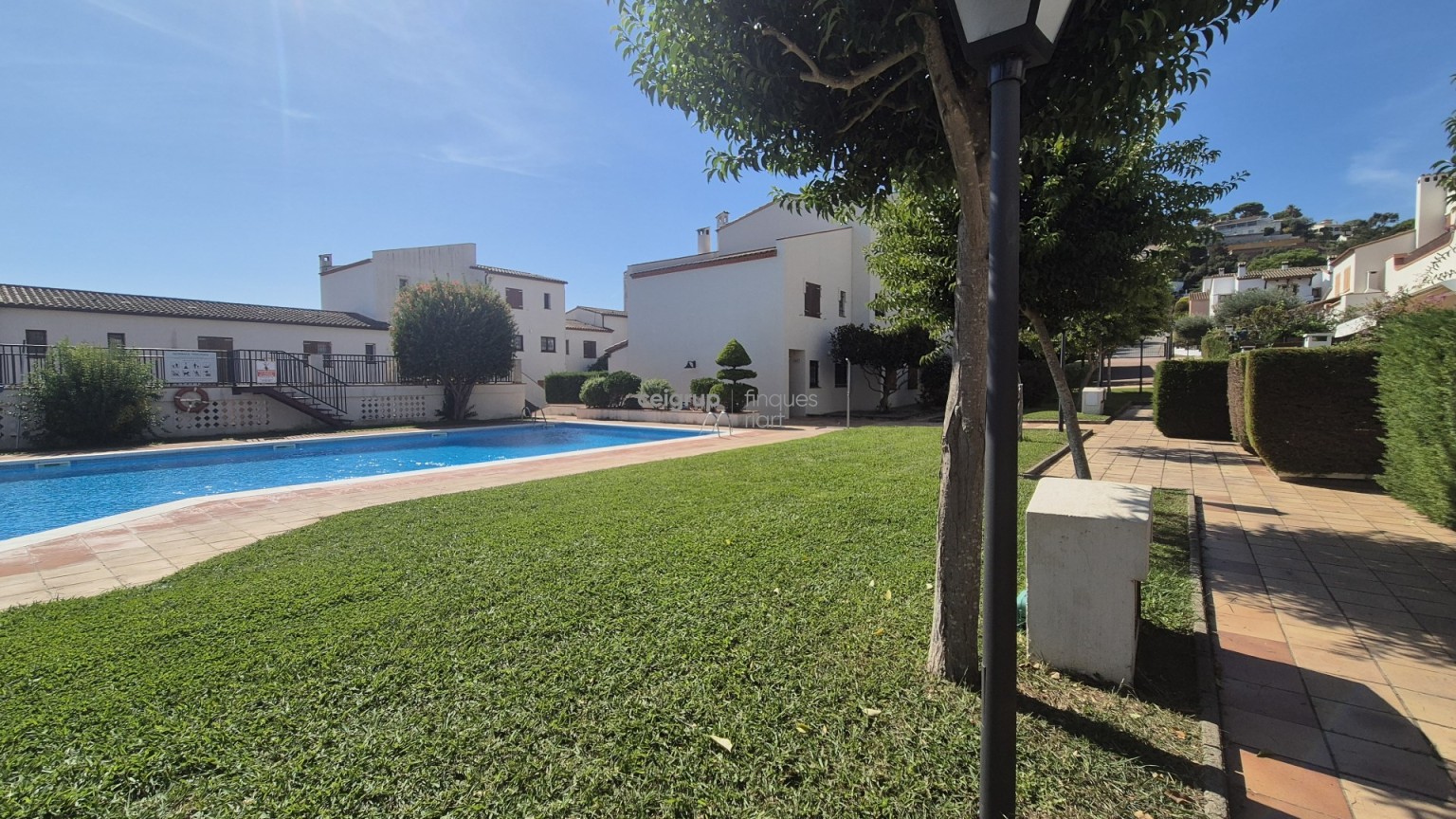 AMB JARDINS I PISCINA COMUNITARIS