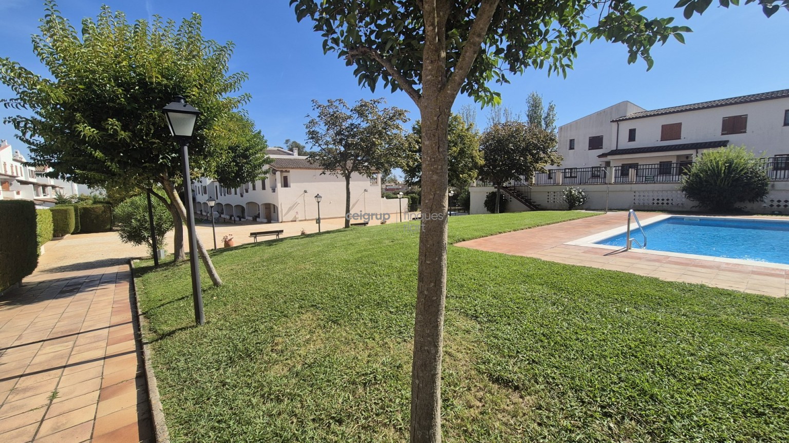 AMB JARDINS I PISCINA COMUNITARIS