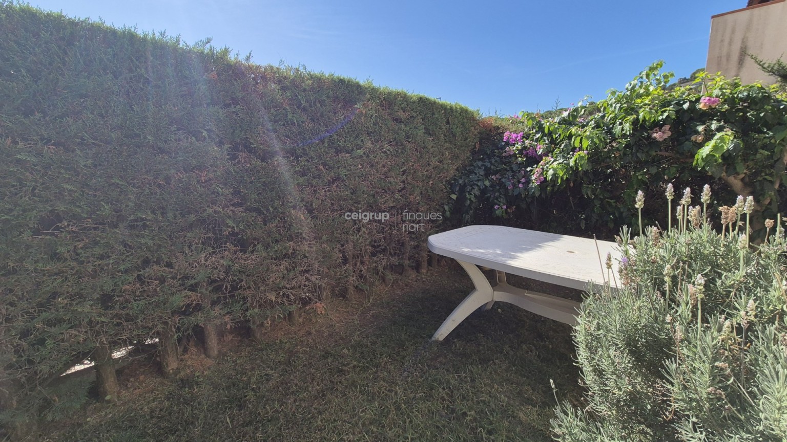 AMB JARDINS I PISCINA COMUNITARIS