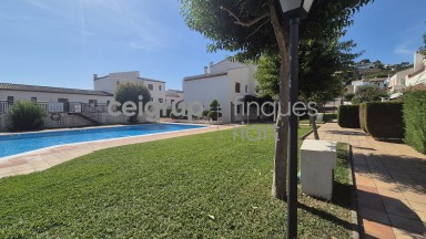 AMB JARDINS I PISCINA COMUNITARIS