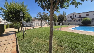 AMB JARDINS I PISCINA COMUNITARIS