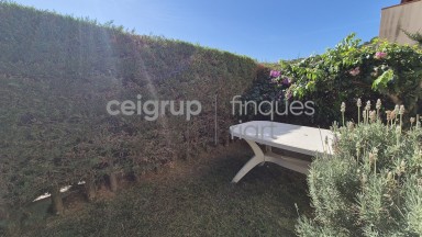 AMB JARDINS I PISCINA COMUNITARIS